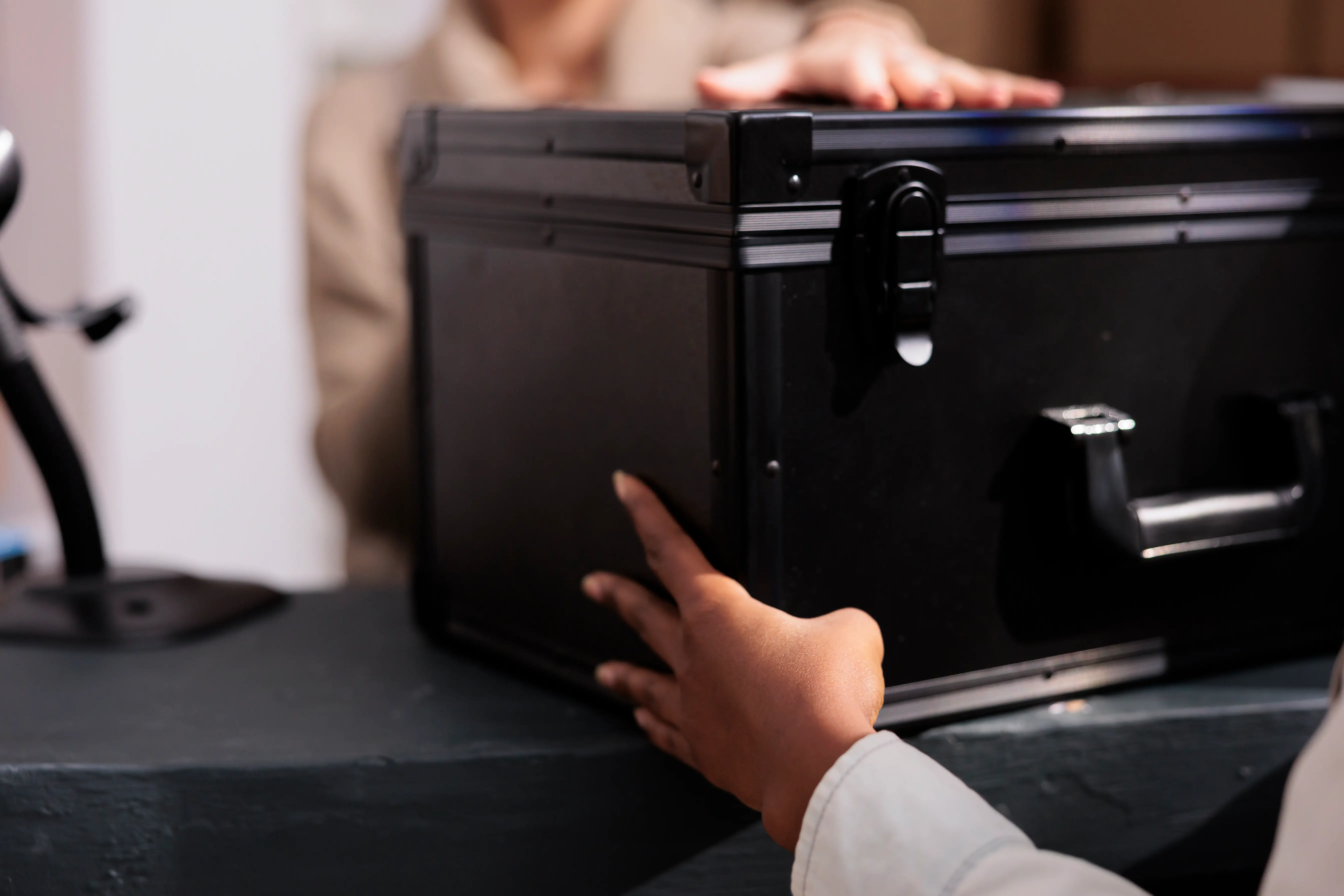 Comment gérer une caution et des objets de valeur lors d’un échange d’appartement sans conflit ?