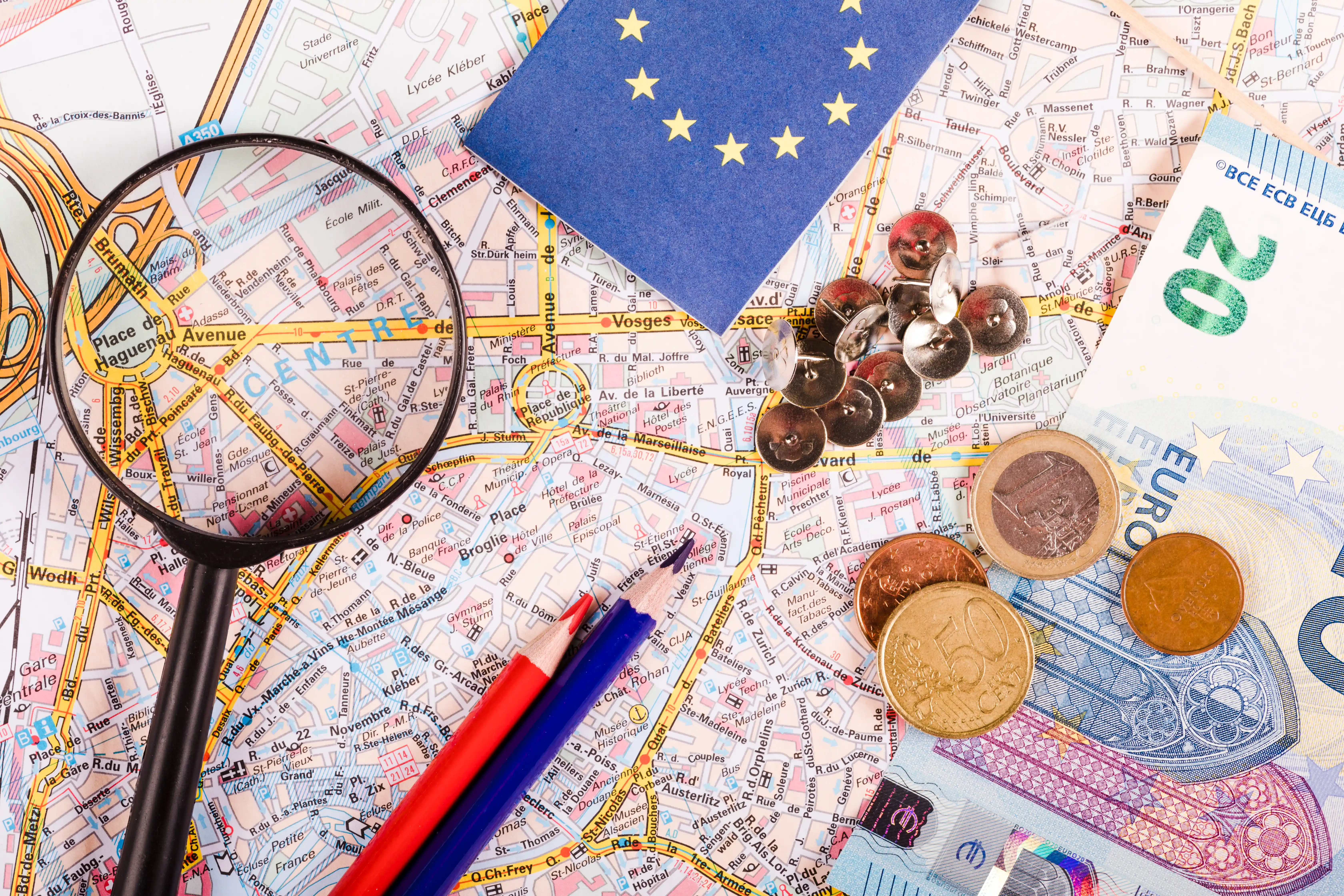 Quelles taxes touristiques et frais cachés prévoir en Europe en 2026 pour éviter 120 € de surprises sur 5 nuits ?