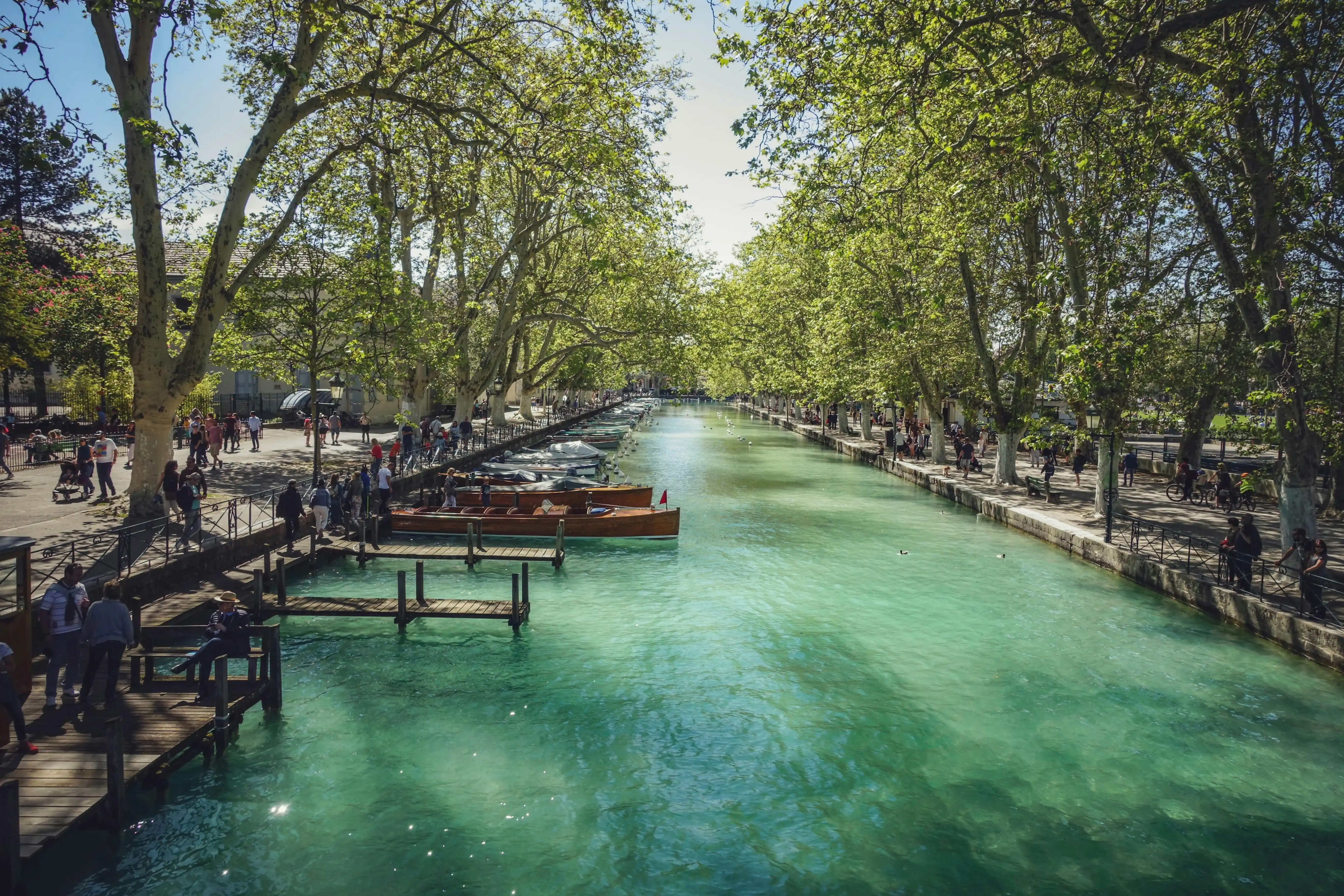 Échange d'appartement Annecy 2026 : guide complet pour vivre la Venise des Alpes sans payer le loyer annécien