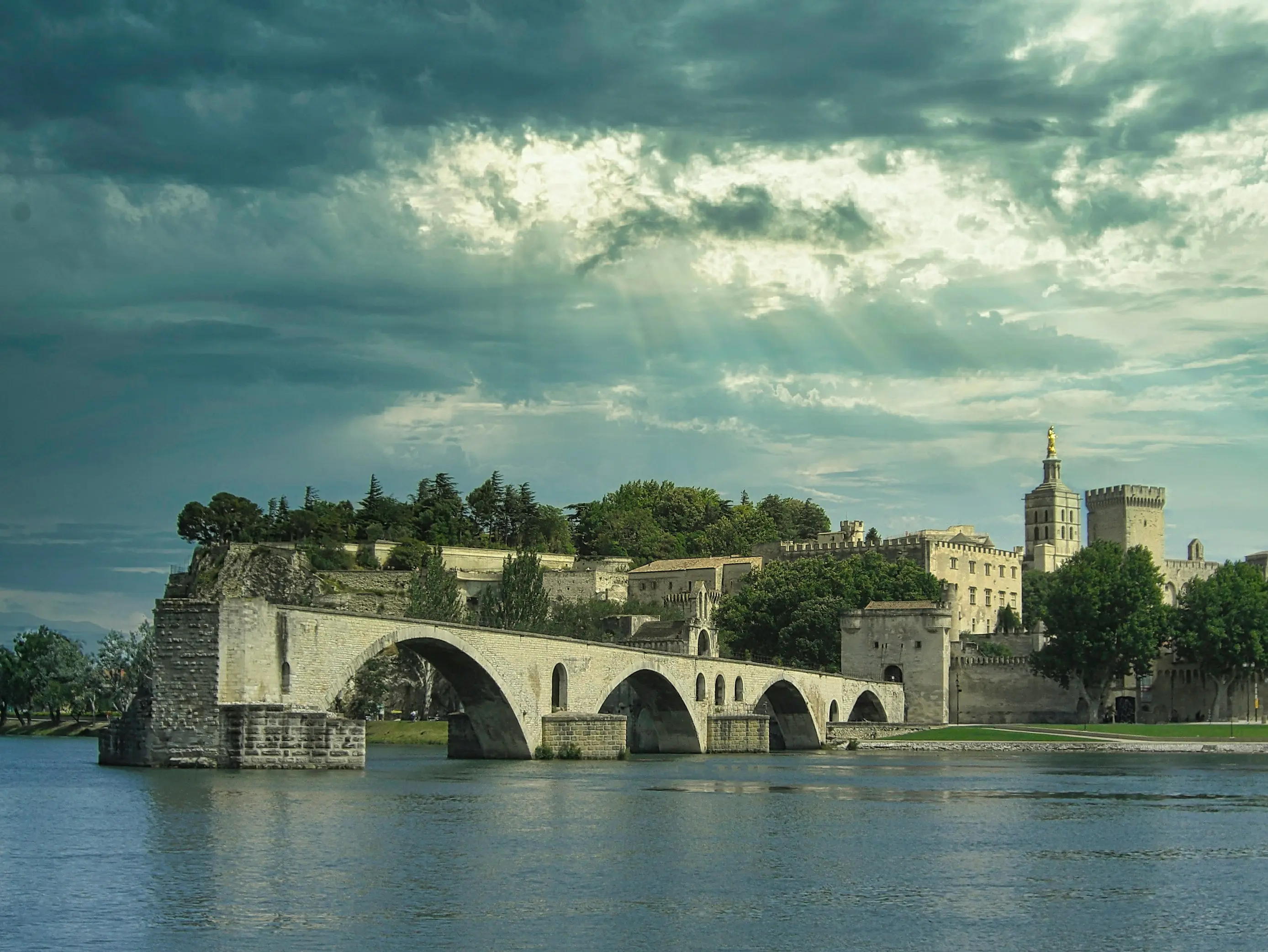 Échange appartement Avignon 2026 : guide complet pour vivre la cité des Papes sans payer le loyer avignonnais