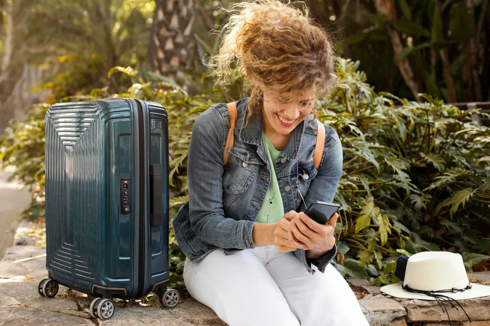 Jeune femme avec sa valise, prête à partir