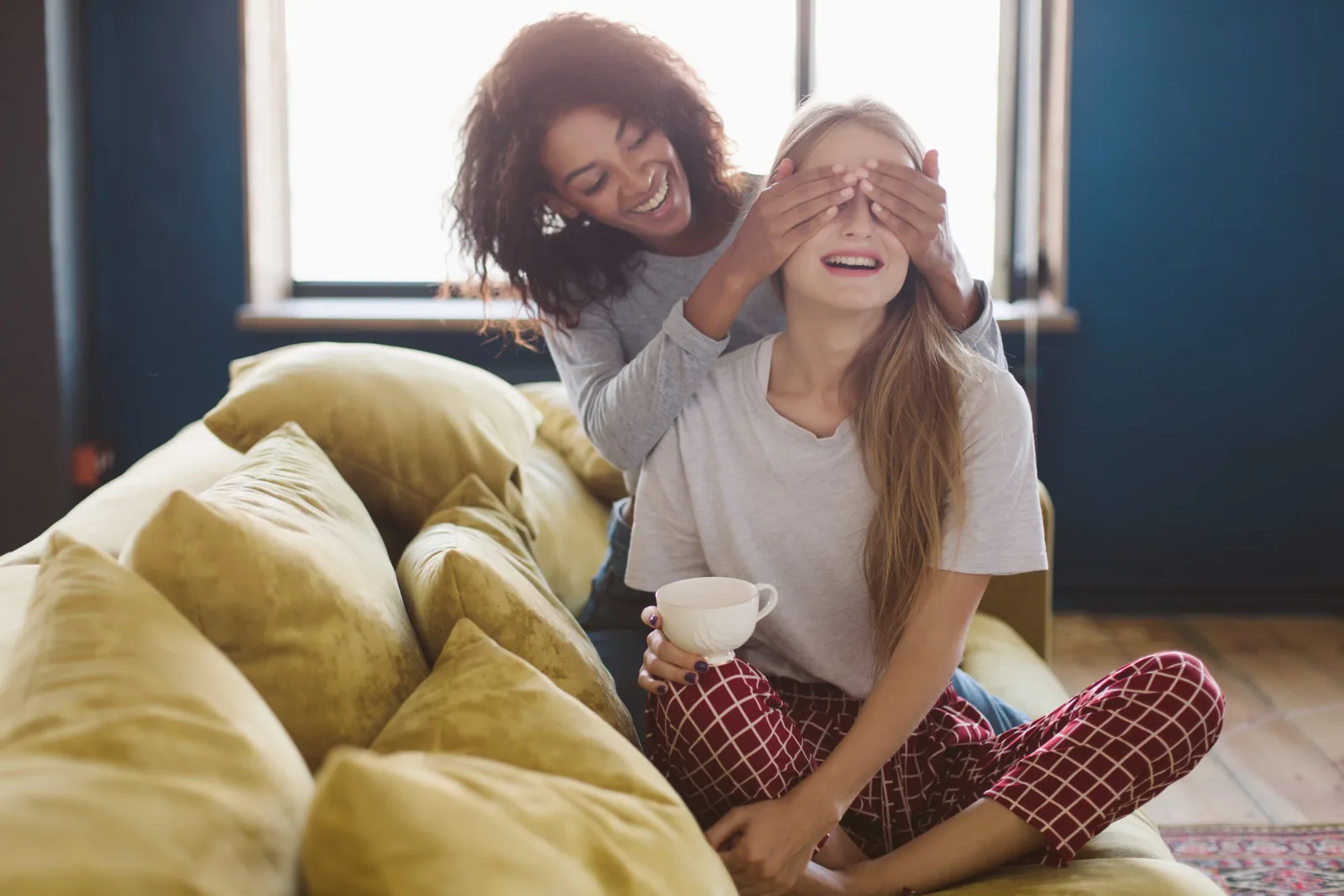 Deux amies souriantes partageant un moment ensemble